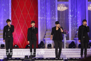 2AM, 감미로운 4남자의 축하무대