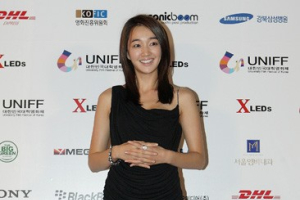'수애' 올 블랙 미니드레스 여신의 포스를 품기며