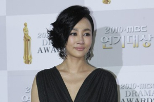 '하유미' 화려한 귀걸이와 독특한 헤어스타일