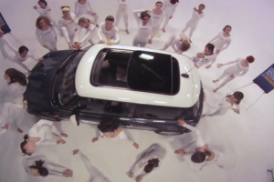 BMW 미니(MINI)에 여성 26명 탄다고?