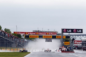 F1 진행요원의  '아찔한몸개그'…