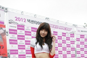 [포토] 레이싱모델 서다인, 늘씬한 각선미 뽐내며