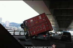 광안대교 사고…강풍으로 트레일러가 승용차 덮쳐