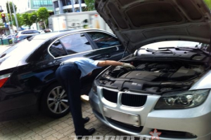 고급차 BMW, 공식 서비스는 길거리에서?