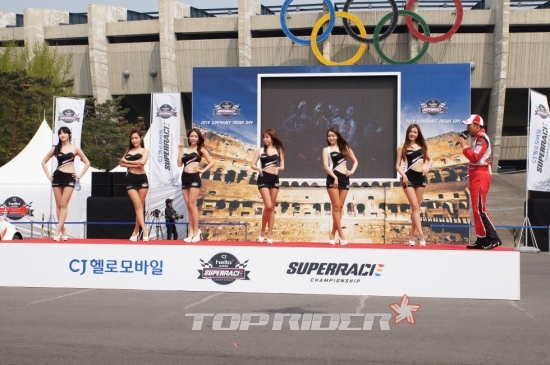 2014  슈퍼레이스 챔피언십 신인 레이싱 모델은?