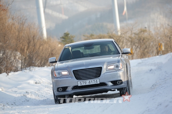 악천후에서도 든든한 크라이슬러 300C AWD