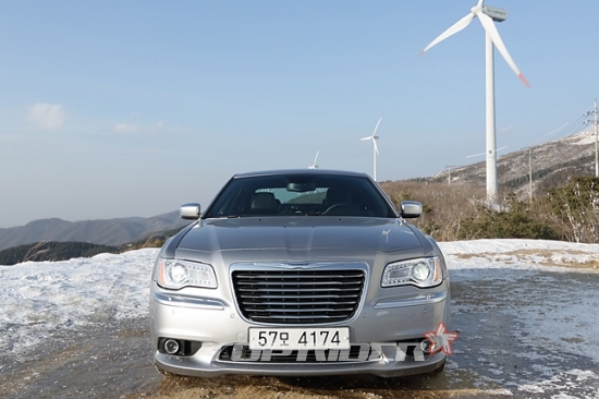 [포토] 사진으로 보는 크라이슬러 300C AWD