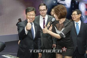 [서울모터쇼] 르노삼성자동차관에 방문한 윤상직 장관