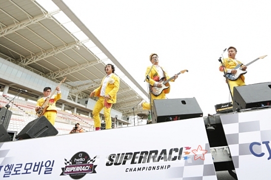 장미여관, F1 서킷에서 펼쳐진 색다른 공연