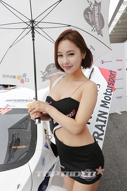 상큼한 단발머리가 매력적인 레이싱모델 이지나