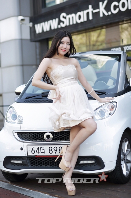 [포토] 순수한 미소의 레이싱모델 연초아와 스마투 포투 카브리오