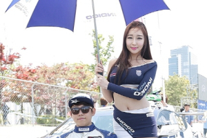 선글라스로 패션 감각을 뽐낸 쏠라이트 인디고 김재현, 레이싱모델 김다온