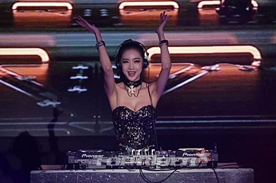 DJ 라나의 화려한 오프닝 디제잉쇼, 코리아레이싱모델 쇼&컨테스트