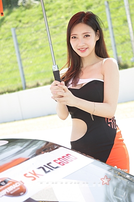 사슴 눈망울이 매력적인 신인 레이싱모델 우소명