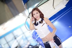 레이싱 모델 김보라, 마린룩으로 상큼하게