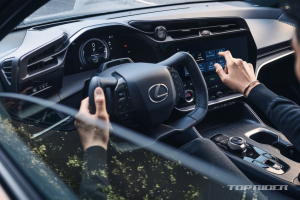 렉서스 RZ 450e 실내 공개, 반쪽 스티어링 휠 탑재