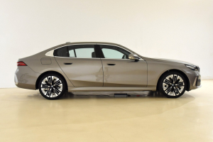 BMW 5시리즈 롱휠베이스 공개, 7시리즈보다 긴 휠베이스 '눈길'