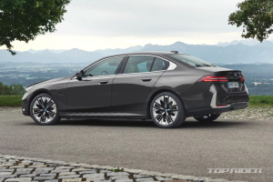 BMW 신형 5시리즈 하이브리드 550e 공개, 신형 M5 순한 맛?