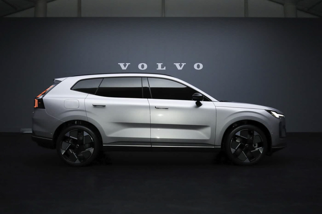 볼보 XC70 공개, XC60보다 큰 하이브리드 SUV