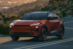 토요타 C-HR 공개, 300마력대 소형 전기 SUV