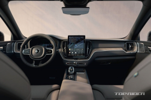 볼보 XC60 부분변경 공개, 샤프해진 전면부 '주목'